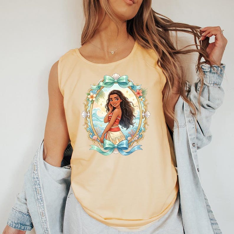 K&ouml;nnte beinhalten: Ein hellgelbes Tanktop mit einer Cartoon-Illustration einer Frau in einem rot-wei&szlig;en Outfit, umrahmt von einem goldenen Oval mit floralen und Wellen-Akzenten. Das Design beinhaltet t&uuml;rkisfarbene Schleifen.