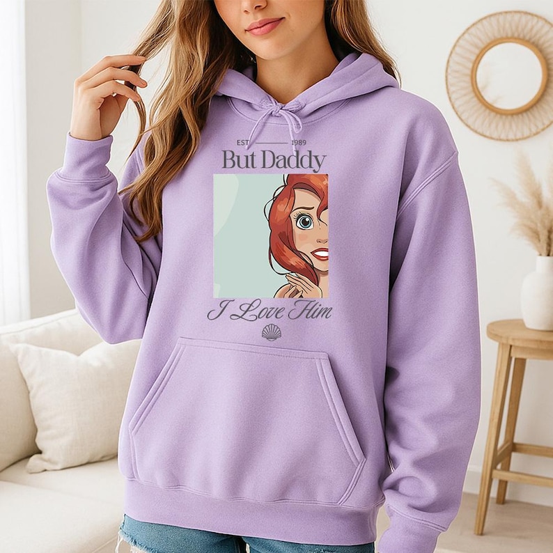 Men jag älskar honom pappa (A) - Hoodie GD, söt sjöjungfrutröja, Disney Ariel prinsar t-shirt, Disney flickresa, prinsessfödelsedagsflicka bild 1