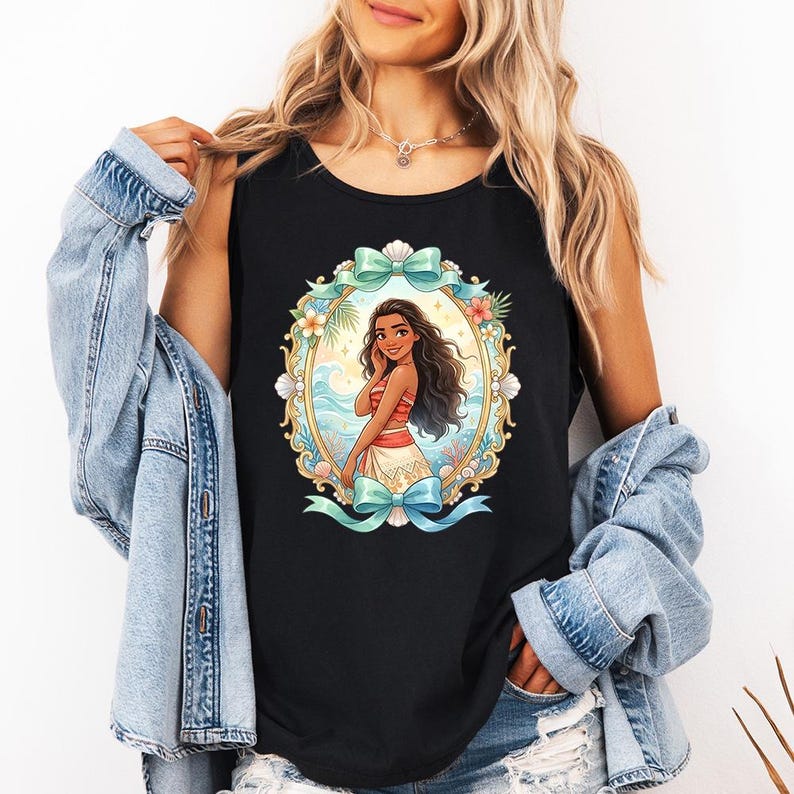 K&ouml;nnte beinhalten: Schwarzes Tanktop mit einer farbenfrohen Illustration einer Zeichentrickfigur in einem ovalen Rahmen. Der Rahmen enth&auml;lt Blumen, Muscheln und eine blaue Schleife. Die Figur tr&auml;gt ein rotes Oberteil und einen wei&szlig;en Rock.