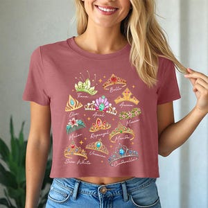 Prinzessin Kronen (weiß) - Crop Flowy Tee, Disney Prinzessinnen Shirt, Cinderella Elsa Ariel Belle, Disney Girls Trip, Disney Matching Shirts Bild 4