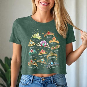 Prinzessin Kronen (weiß) - Crop Flowy Tee, Disney Prinzessinnen Shirt, Cinderella Elsa Ariel Belle, Disney Girls Trip, Disney Matching Shirts Bild 3