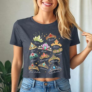Prinzessin Kronen (weiß) - Crop Flowy Tee, Disney Prinzessinnen Shirt, Cinderella Elsa Ariel Belle, Disney Girls Trip, Disney Matching Shirts Bild 2