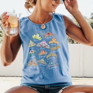 Princess Crowns (wit) - tanktop met comfortabele kleuren, shirt Disney Princess, Assepoester Elsa Ariel Belle, Disney Girls Trip, bijpassende Disney-shirts afbeelding 2