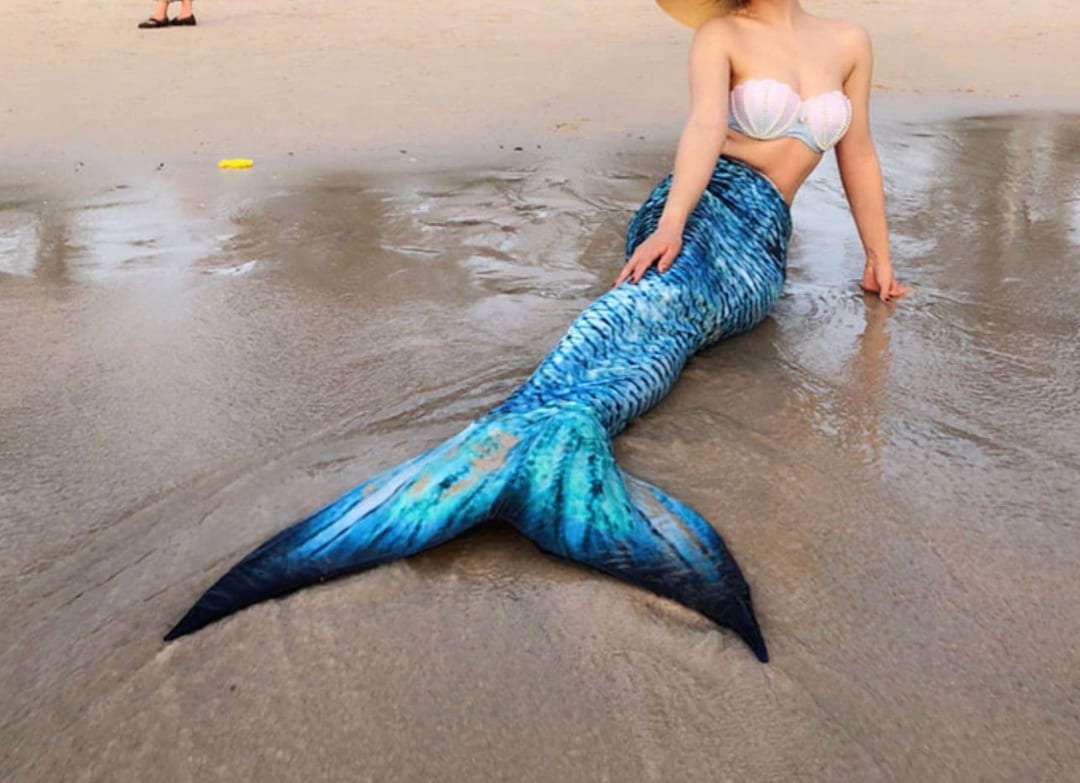 BEAUTIFUL MERMAID SWIMMING IN CRYSTAL CLEAR WATER 