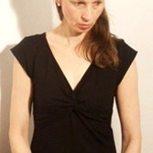 Women's dresses, women's jersey dress, knee-length dress on display, midi dress, V-neck dress without sleeve image 2