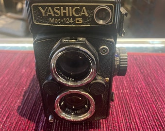 Yashica vintage camera Mat 124 G Medium format TLR