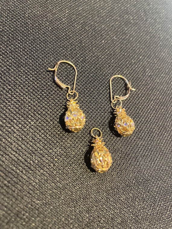 14Kt Gold Pineapple pendant and earring set Beauti