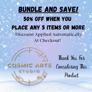 K&ouml;nnte beinhalten: Ein blauer und violetter Hintergrund mit Schneeflocken. Der Text lautet "BUNDLE AND SAVE! 50% OFF WHEN YOU PLACE ANY 5 ITEMS OR MORE Discount Applied Automatically At Checkout! Thank You For Considering This Product" mit einem goldenen Kreislogo, auf dem "COSMIC ARTS STUDIO" steht.