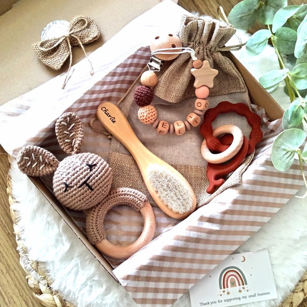 Regalo de nacimiento personalizado para bebé Sonajero de ganchillo hecho a mano accesorio de chupete personalizado cepillo de madera anillo de madera