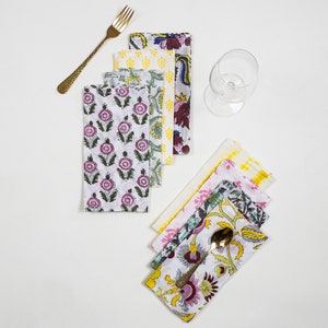 Puede incluir: Un juego de ocho servilletas coloridas con motivos florales. Las servilletas están hechas de algodón y son perfectas para añadir un toque de elegancia a cualquier mesa.