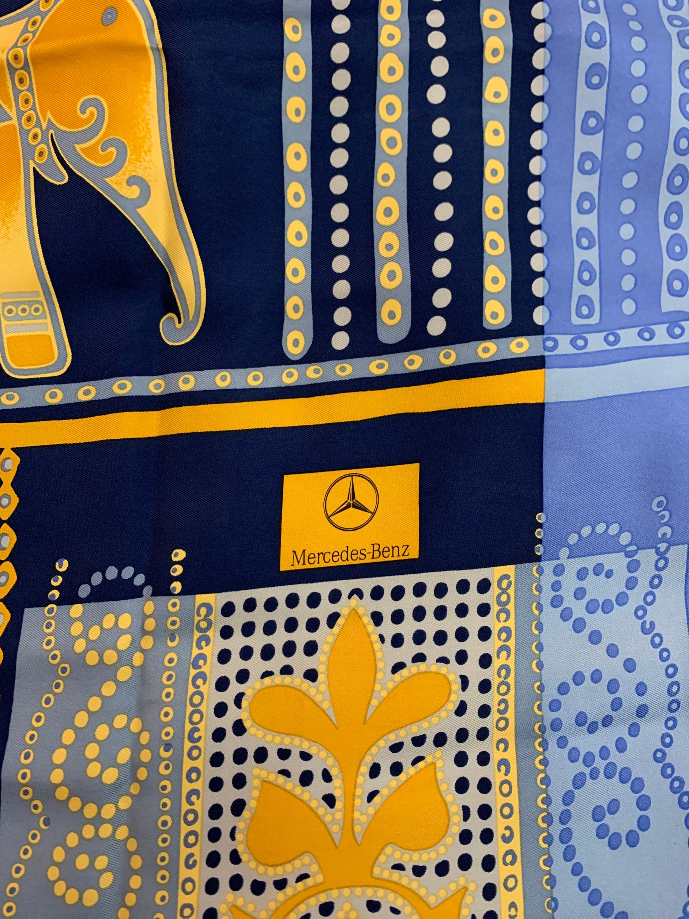 Foulard Vintage MERCEDES-BENZ En Soie - 77x77 Cm - Couleur Prune - Motif - Occasion