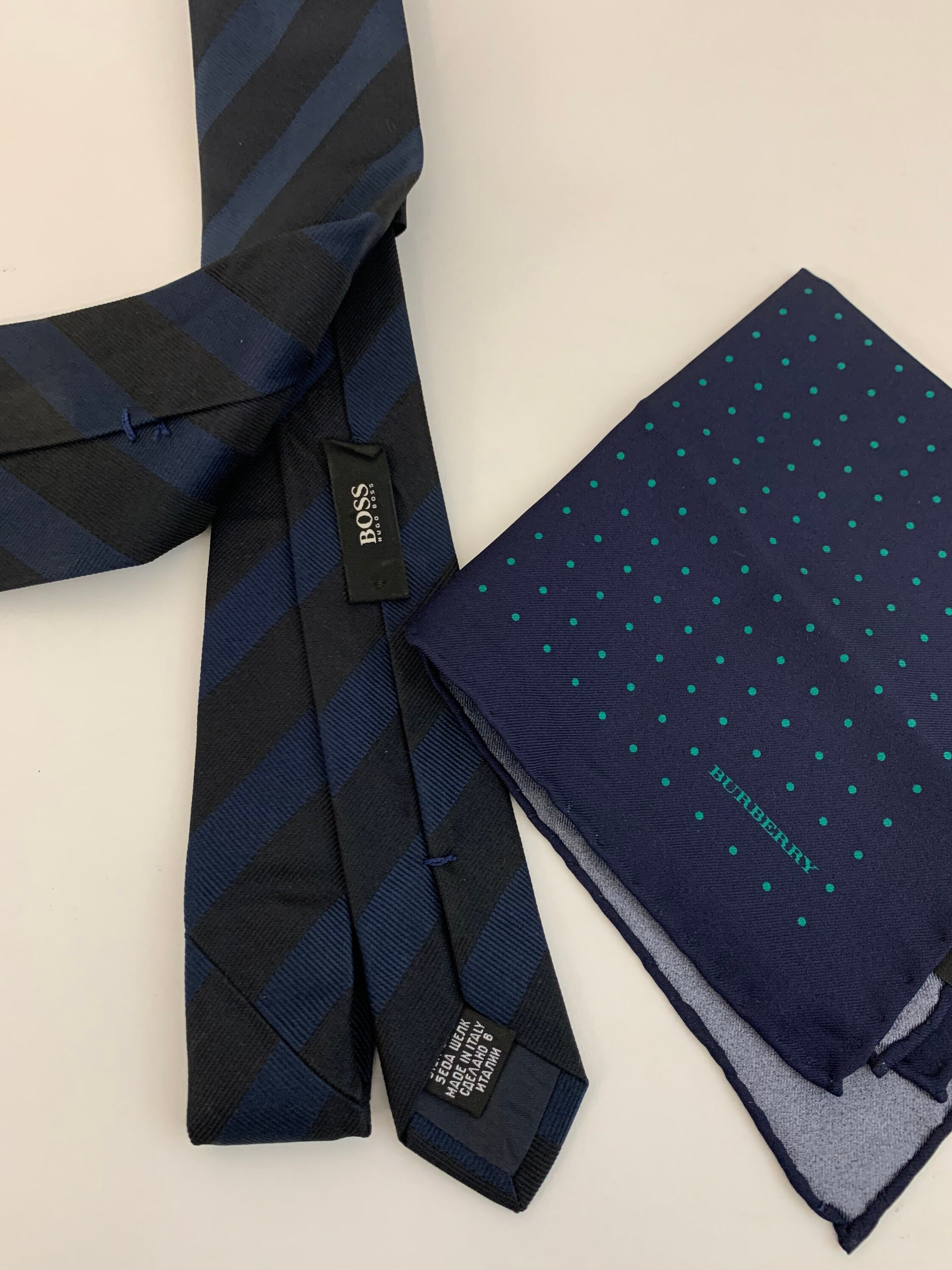 Cravate Hugo Boss Neuve En Soie 100% - Rayures Jaune Et Bleu, Fabrication Italie - Longueur Classique