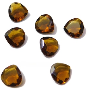 Puede incluir: Siete cabujones de piedra preciosa marrón facetados en forma de lágrima.