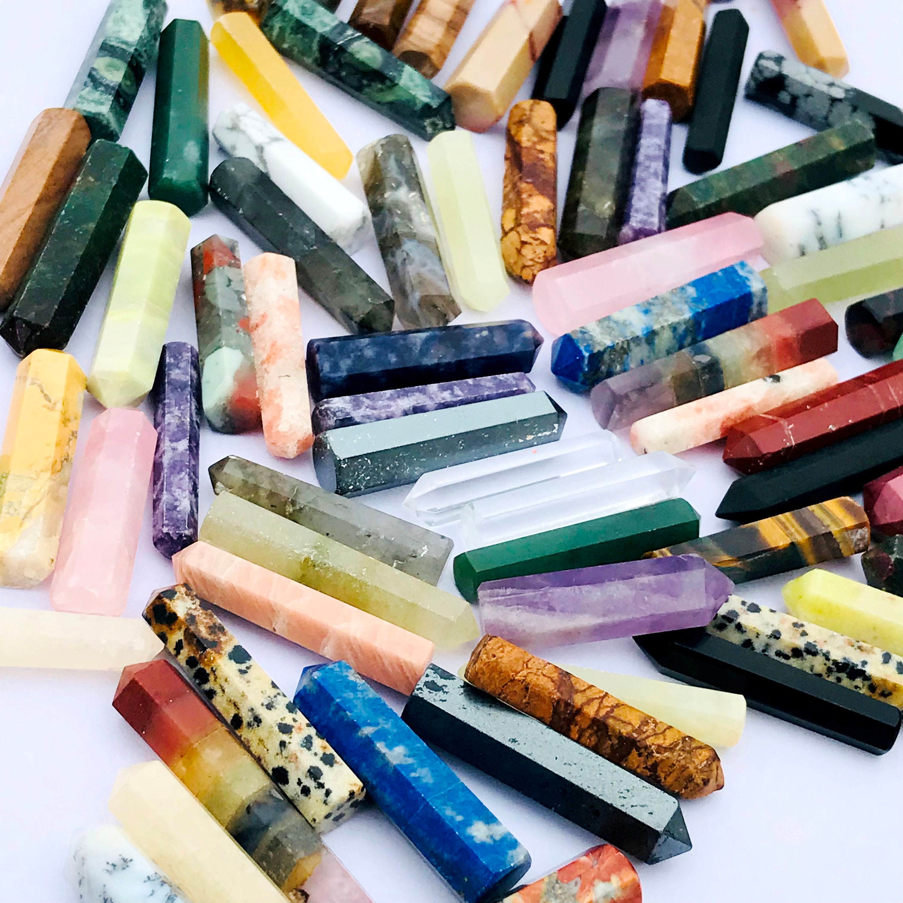 ミニクリスタルポイントタワー100個：厚さ5mm～8mmの天然ミックス宝石