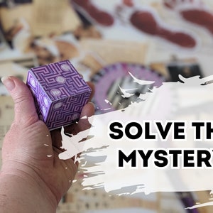 K&ouml;nnte beinhalten: Ein lilafarbener W&uuml;rfel mit einem Labyrinthmuster und dem Text "Solve the Mystery" auf wei&szlig;em Hintergrund.