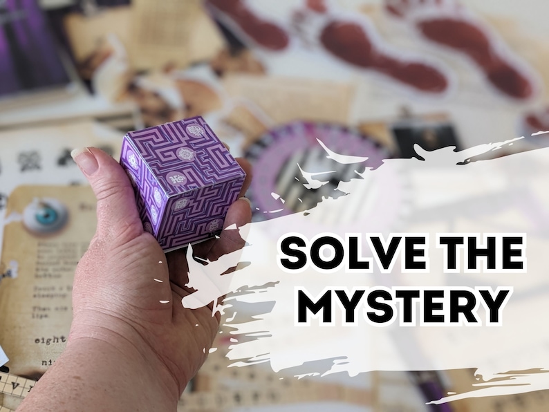 K&ouml;nnte beinhalten: Ein lilafarbener W&uuml;rfel mit einem Labyrinthmuster und dem Text "Solve the Mystery" auf wei&szlig;em Hintergrund.