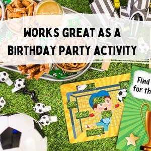 Puede incluir: Un juego de fiesta de cumplea&ntilde;os con tem&aacute;tica de f&uacute;tbol con un fondo de c&eacute;sped verde. El juego incluye un bal&oacute;n de f&uacute;tbol, un silbato y una tarjeta con un jugador de f&uacute;tbol y el texto "Encuentra la verdad para la siguiente pista".