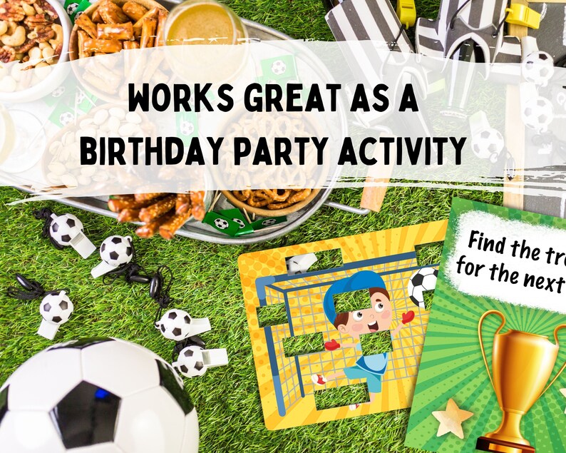 Puede incluir: Un juego de fiesta de cumplea&ntilde;os con tem&aacute;tica de f&uacute;tbol con un fondo de c&eacute;sped verde. El juego incluye un bal&oacute;n de f&uacute;tbol, un silbato y una tarjeta con un jugador de f&uacute;tbol y el texto "Encuentra la verdad para la siguiente pista".