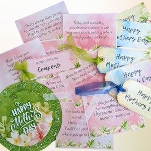 Op de afbeelding: Een set kleurrijke Moederdag-cadeauetiketten met bloemmotieven en aquarel achtergronden. De etiketten tonen de tekst "Gelukkige Moederdag" in verschillende stijlen en kleuren. Sommige etiketten hebben extra tekst, zoals "Mama, je bent kostbaar voor me" en "Bedankt voor het cadeau voor alles".
