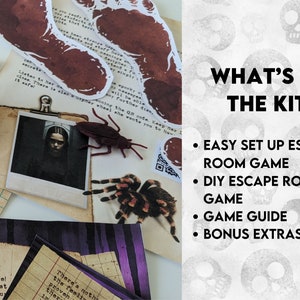 K&ouml;nnte beinhalten: Ein DIY Escape Room Spielset mit einem gruseligen Thema. Das Set enth&auml;lt eine Spielanleitung, Bonus-Extras und alles, was du brauchst, um deinen eigenen Escape Room einzurichten. Das Bild zeigt eine Vielzahl von Requisiten, darunter ein Foto, einen K&auml;fer und eine Karte.