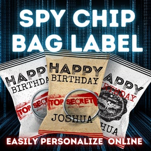 Peut inclure: Trois étiquettes de sacs de chips sur le thème de l'espionnage. Les étiquettes sont blanches avec du texte noir et un tampon rouge "Top Secret". L'étiquette du milieu est brune avec du texte noir et un tampon rouge "Top Secret". Les étiquettes disent "Joyeux anniversaire" et ont un espace pour un nom. Le texte "Personnaliser facilement en ligne" est en bas de l'image.