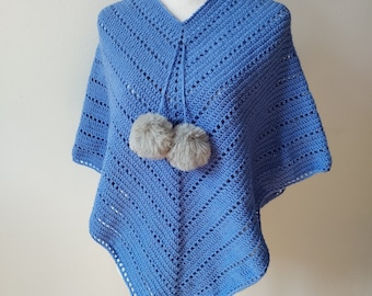 poncho bleu en laine réalisé à la main au crochet