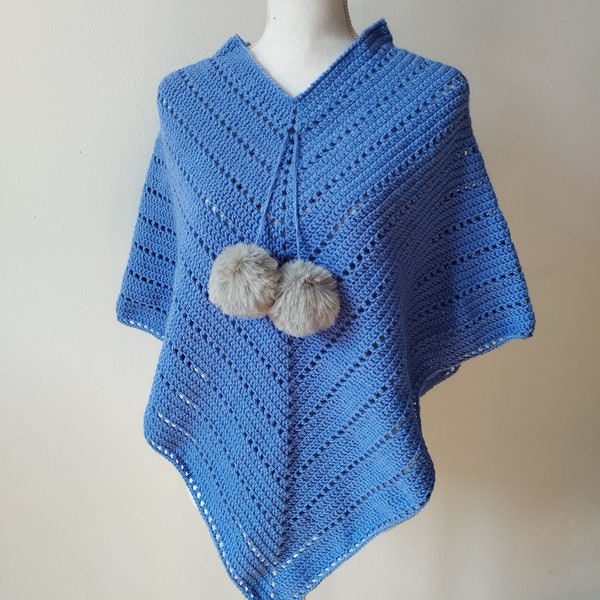 poncho bleu en laine réalisé à la main au crochet