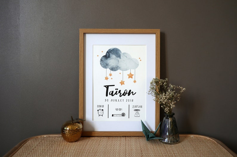 Puede incluir: Una impresi&oacute;n enmarcada con una ilustraci&oacute;n de acuarela de una nube con estrellas colgando de ella. La impresi&oacute;n incluye el nombre "Tairon", la fecha "30 Juillet 2018", y las estad&iacute;sticas de nacimiento del beb&eacute;: "09h18", "48 cm", y "2,975 kg".