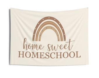 Puede incluir: Una pancarta de tela beige con un arcoíris marrón y el texto "home sweet HOMESCHOOL".