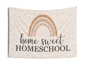Puede incluir: Un tapiz beige con un arcoíris marrón y el texto "home sweet HOMESCHOOL" en negro.