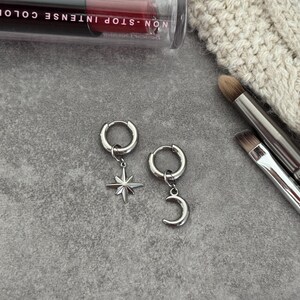 Pendientes Estrella Polar, Pendientes Luna Creciente, Joyería Cósmica, Pendientes Estrella, Pendientes Huggies, Joyería que no se Deslustra