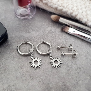 Huggie oorbellen met charme, zon oorbellen, zilveren bal hengsten, Huggies, oorbel stapel, stapelen oorbellen, bezoedelen gratis sieraden