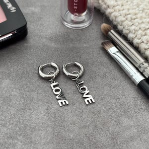Pendientes Love, Pendientes Huggie con Charm, Pendientes Huggie, Pendientes de Moda, Pendientes Resistentes al Deslustre, Joyas Impermeables, Pendientes Apilables