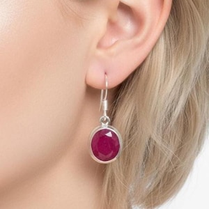 Brincos de gancho de prata esterlina com rubi vermelho: joias com pedra de nascimento de julho
