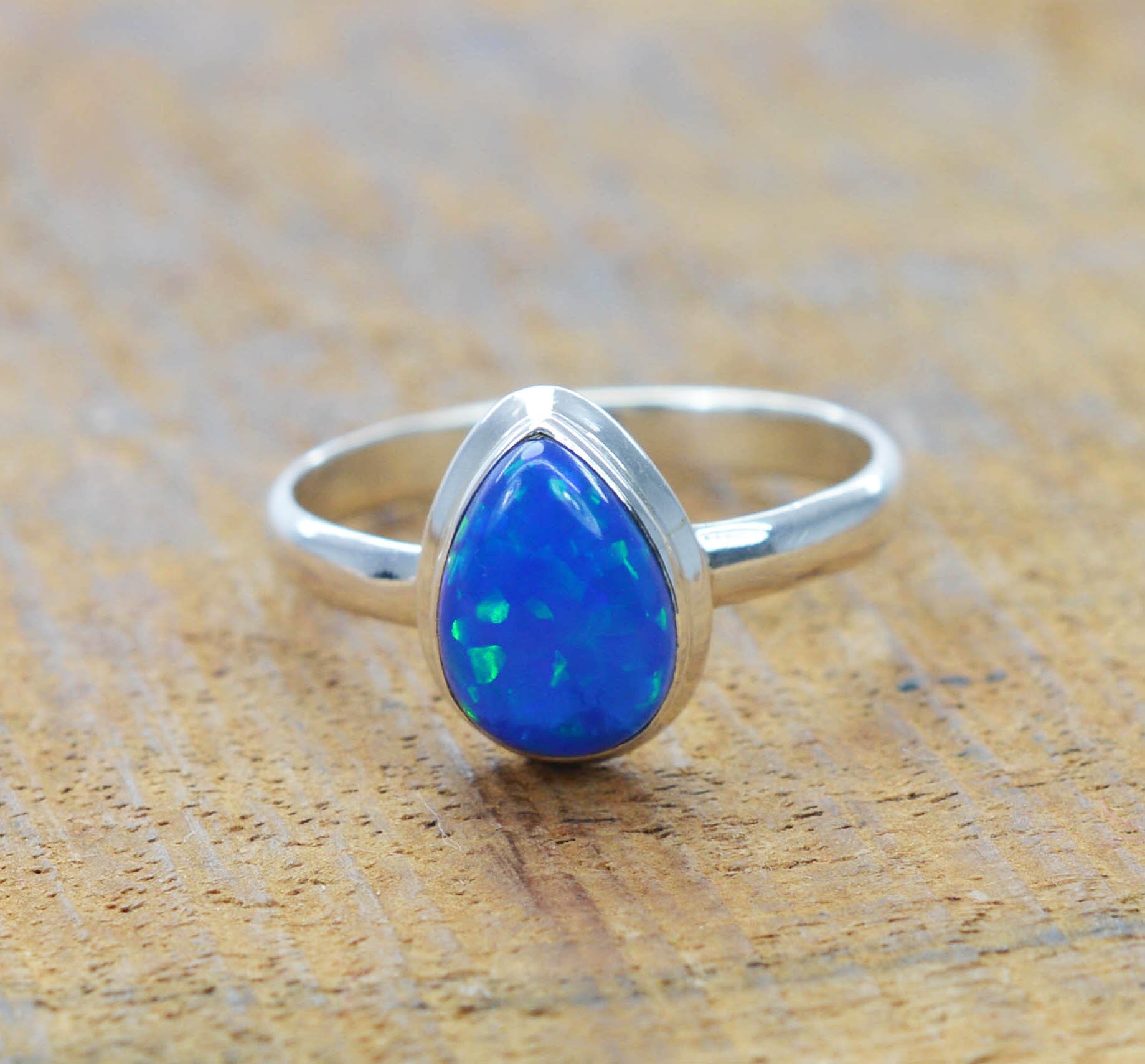 Anello Artigianale In Argento 925 Con Opale Blu Di Laboratorio E Croce Laterale – Misure 5-10 - Foto 3
