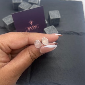 Orecchini a lobo in quarzo rosa naturale, gemma taglio ovale, orecchini a perno in argento sterling, gioielli delicati e minimalisti, regalo per damigella d'onore.