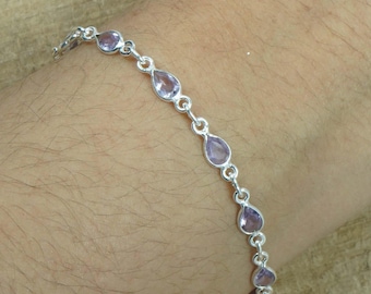 Könnte beinhalten: Ein silbernes Armband mit einem Kettenglieddesign und tropfenförmigen Amethyst-Edelsteinen.