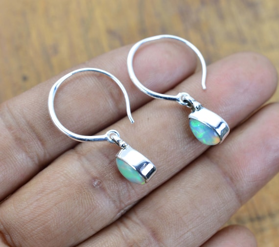 Orecchini Argento 925 Donna Orecchini A Perno Con Opale Sintetico In Argento 925 – Forma Ovale Cabochon, Chiusura A Farfalla, Colore Iridescente Orecchini Donna Pietra
