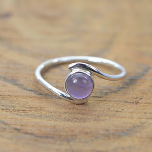 Anello con pietra preziosa rotonda in argento sterling 925 e ametista