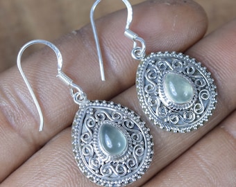 Groene prehniet sterlingzilveren haakoorbellen: handgemaakte designersieraden