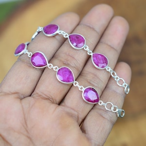 Op de afbeelding: Een zilveren armband met roze edelsteen druppel kralen. De armband heeft een kreeft sluiting.