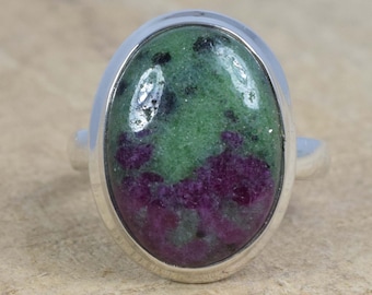 Handgefertigter Rubin Zoisit Ring: Ovaler Edelsteinstein, 925 Sterling Silber