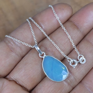 Calcédoine bleue coupée en argent sterling 925, pierres précieuses, bijoux élégant pendentif avec ou sans chaîne ~ calcédoine ~ pierre de naissance de mars ~ cadeau pour un anniversaire