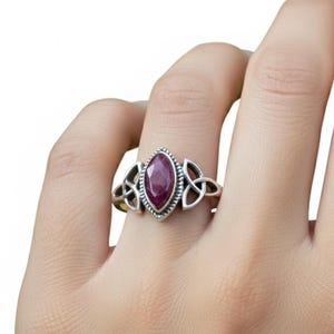 Anillo de rubí en plata de ley 925: piedra preciosa marquesa facetada, piedra natal de julio