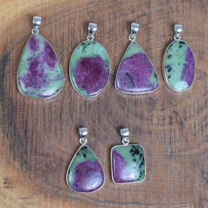 Colgante de piedra preciosa de rubí zoisita en plata de ley 925 ~ Joyería hecha a mano ~ Elegante colgante de rubí ~ Rubí zoisita ~ Regalo para Navidad