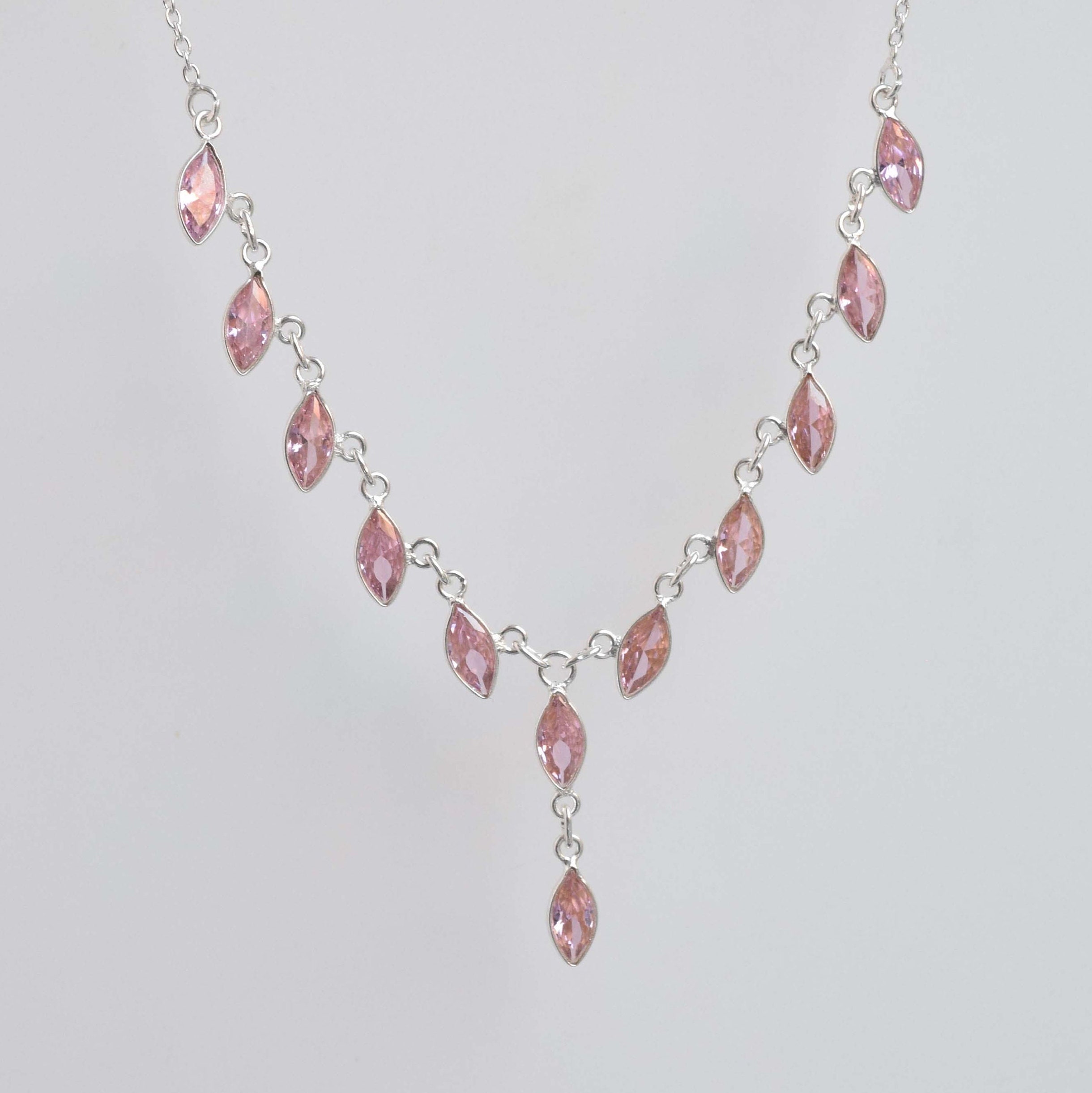 Bid Now: Croix pendentif en or 750e sertie de topazes roses et de