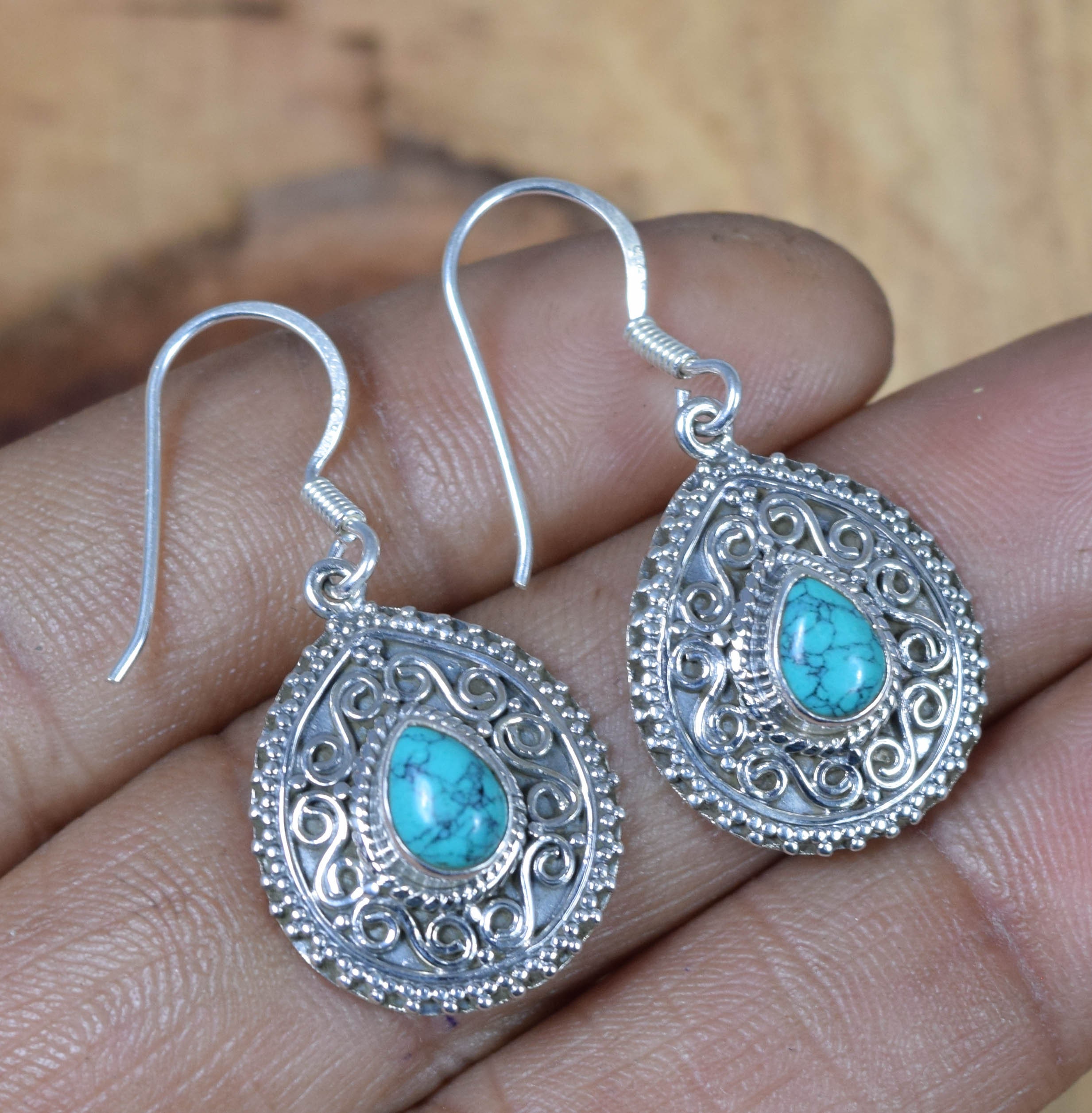 Orecchini Pendenti In Argento Placcato Oro Con Calcedonio Acqua Naturale - Fatto A Mano, Lunghezza 3,2 Cm
