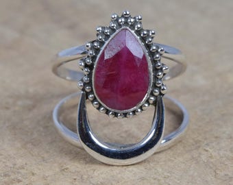 Gefacetteerde ring met rode robijn: peervormige sterlingzilveren boho-sieraden