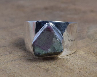 Roher Rubin Zoisit Ring: Handgemachter Edelstein aus 925 Sterlingsilber