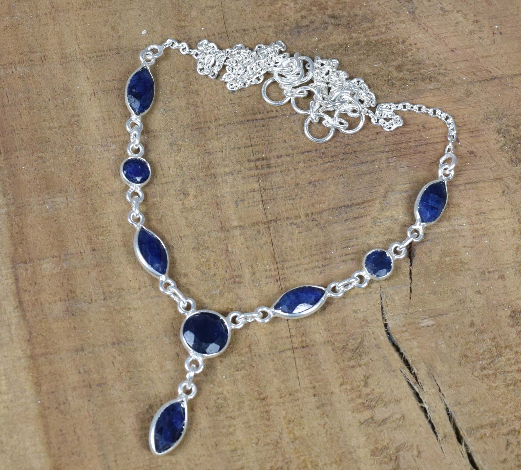 Collana in oro bianco 18k con pendente diamanti e zaffiro blu. | GV Collana in oro bianco 18k con pendente diamanti e zaffiro blu. | GV